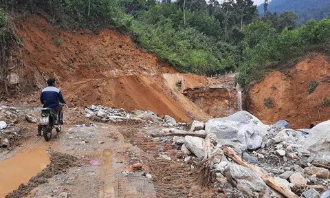 Quảng Nam: Mở đường, tìm cách tiếp cận 2 xã bị cô lập vì sạt lở